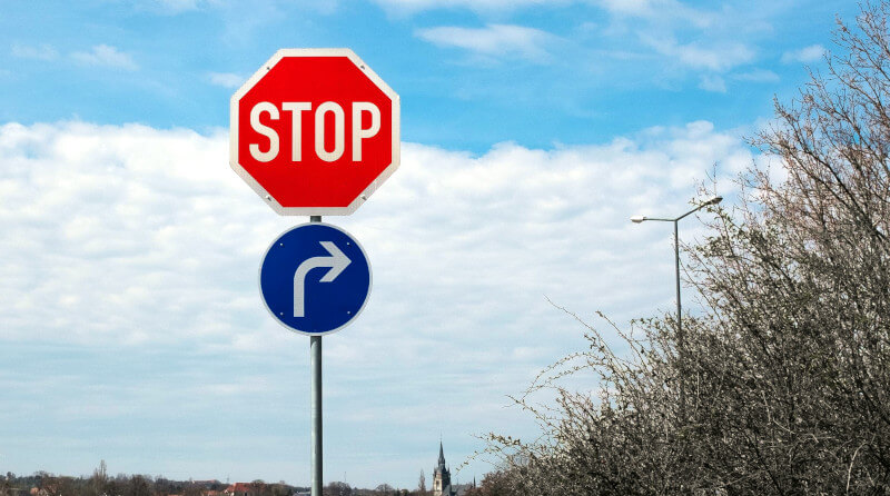 Prawidłowy montaż znaków drogowych